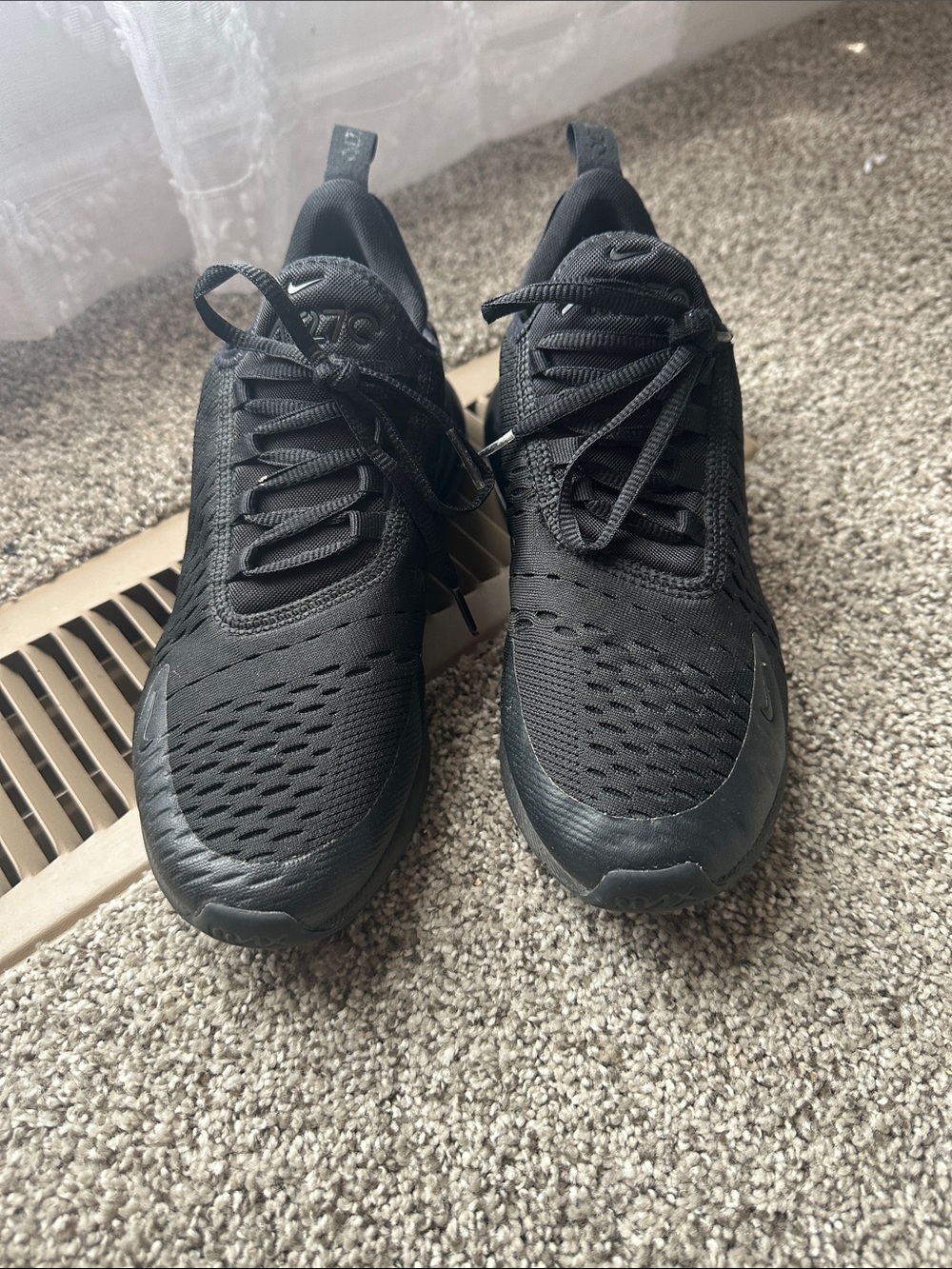 Black Nike 270 size 6Y/womens 7